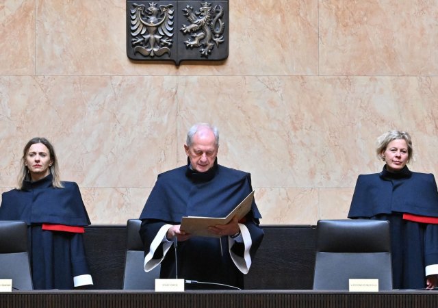 Zleva soudkyně Veronika Křesťanová, předseda soudu Josef Baxa a soudkyně Kateřina Ronovská ve sněmovním sále Ústavního soudu, který vyhlásil, jak rozhodl o návrhu poslanců ANO na zrušení důchodové reformy