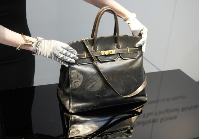 První kabelka Birkin od Hermès byla vydražena v Paříži za 8,6 milionu eur