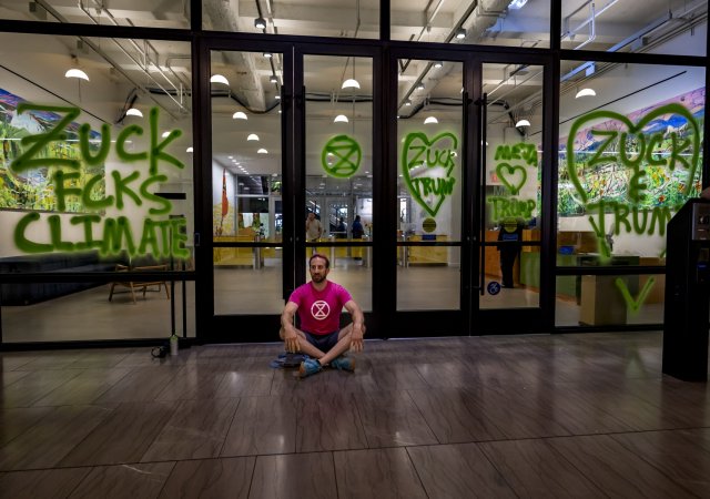 Aktivista bojuje proti Marku Zuckerbergovi