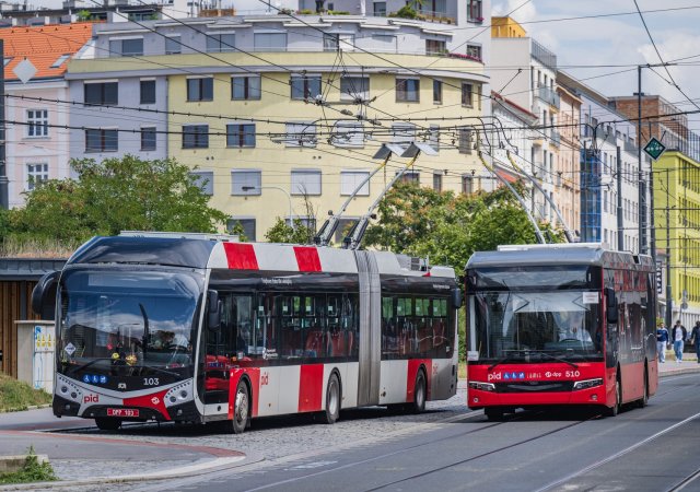 Praha bude mít nové turecké autobusy. Vpravo na testovací jízdě