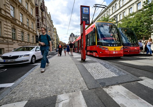Zastávky tramvají se v Praze zvětšují