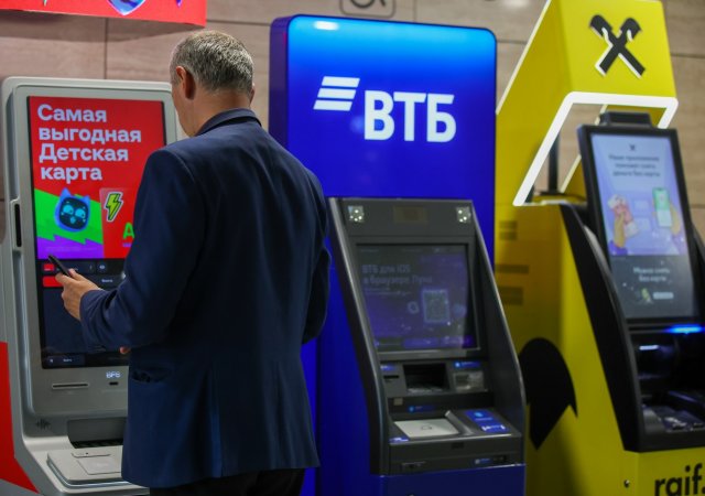 Rusové začínají ve velkém hromadit hotovost