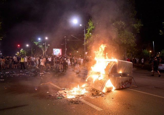 Srbové protestují proti vládě