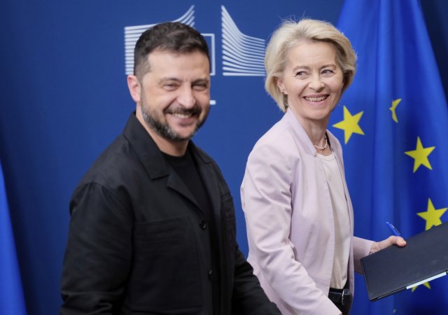 Brusel sáhl na ruské rezervy. Peníze jdou opět Kyjevu