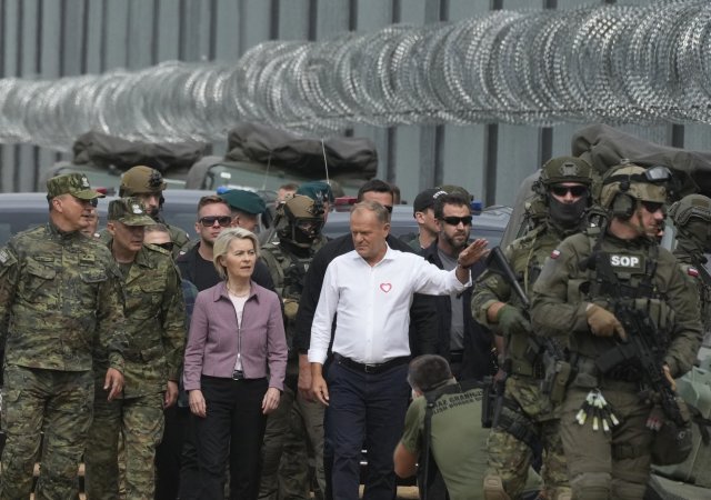 Tusk ukázal šéfce EK ochranu východní hranice EU, sledovali je běloruští vojáci