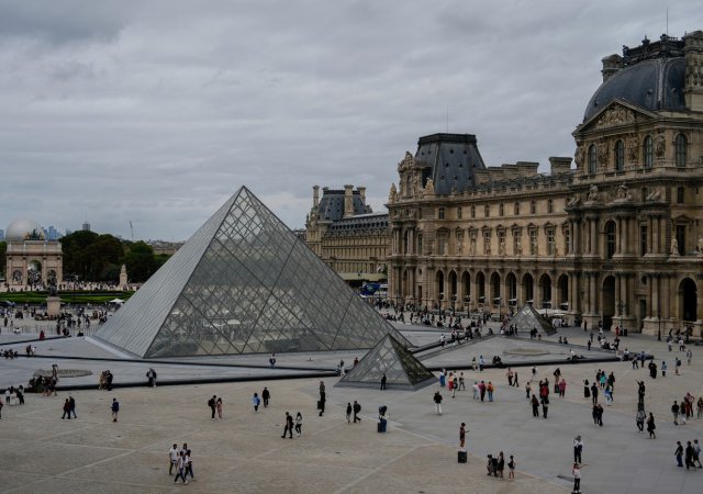 Pařížské muzeum Louvre zůstává zavřené poté, co se do něj vloupali zloději a odnesli několik šperků