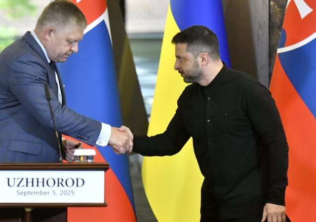 Slovenský premiér Robert Fico a ukrajinský prezident Volodymyr Zelenskyj