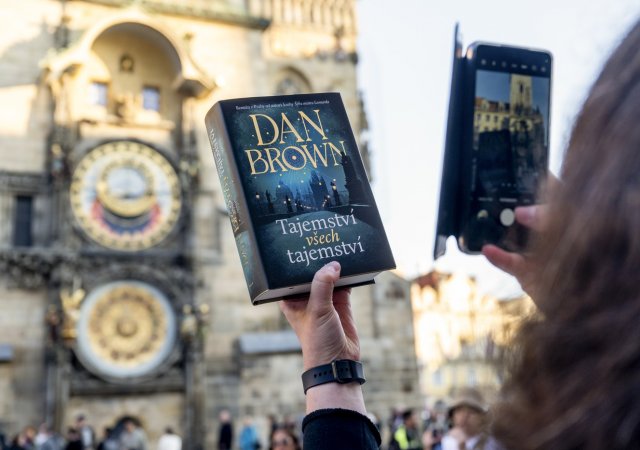 Nová knížka Dana Browna se odehrává v Praze. Přitáhne nám to turisty, věří stát