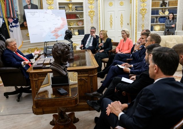 Trump na jednání s Leyenovou, Macronem, Zelenským a dalšími představiteli EU