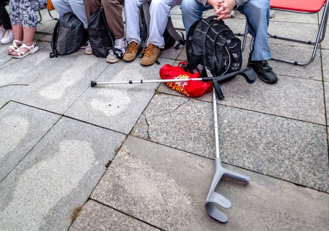 Muž, který udeřil Babiše francouzskou holí, může jít až na tři roky do vězení