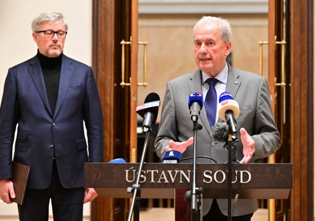 Předseda Ústavního soudu Josef Baxa hovoří na briefingu Ústavního soudu po neveřejné poradě pléna, které se zabývalo stížnostmi strany Volt Česko poukazující na nepřiznané koalice Stačilo! a SPD ve sněmovních volbách.