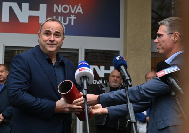 Na snímku zleva jsou generální ředitel Nové Huti Radek Strouhal a insolvenční správce Šimon Peták.