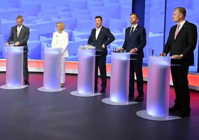 Zleva Zdeněk Hřib (Piráti), Kateřina Konečná (Stačilo!; KSČM), Tomio Okamura (SPD), Vít Rakušan (STAN) a Filip Turek (Motoristé sobě) při předvolební debatě lídrů stran v TV Nova