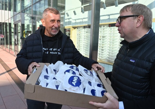 Předseda hnutí ANO Andrej Babiš (vlevo) a poslanec Aleš Juchelka rozdávají koblihy