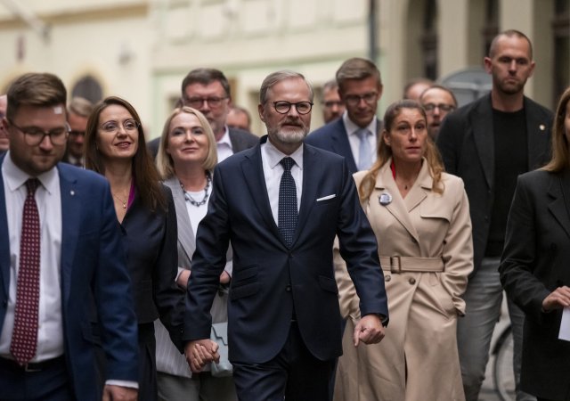 Vláda couvá: rozpočet nové Sněmovně zřejmě předloží, past, kterou líčila, se obrací proti ní.