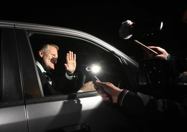 Dosavadní europoslanec a čestný předseda Motoristů sobě Filip Turek zvolený do Poslanecké sněmovny z prvního místa středočeské kandidátky Motoristů odjíždí z povolebního setkání s předsedou hnutí ANO Andrejem Babišem.