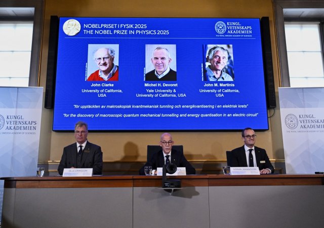 Nobelovu cenu za fyziku získali John Clarke, Michel Devoret a John Martinis