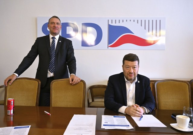 Zleva místopředseda SPD Radim Fiala a předseda SPD Tomio Okamura na prvním povolebním zasedání klubu poslanců SPD