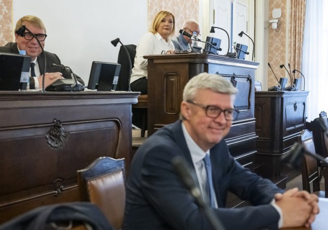 Ustavující jednání nového poslaneckého klubu hnutí ANO, 8. října 2025, Praha. Vzadu zleva poslanci Aleš Juchelka, Alena Schillerová a Jaroslav Faltýnek, v popředí sedí Karel Havlíček