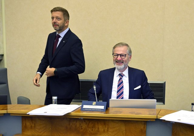 Končící premiér Petr Fiala (ODS, vpravo) a končící ministr vnitra Vít Rakušan (STAN)