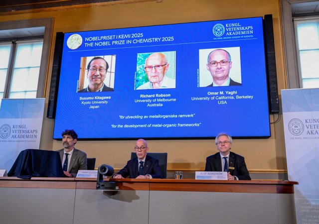 Nobelovu cena za chemii získali tvůrci „molekulárních stavebnic budoucnosti“ Japonec Susumu Kitagawa, Australan Richard Robson a Američan Omar