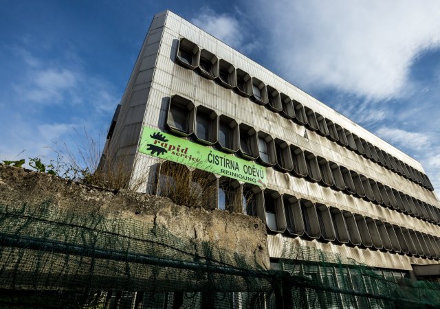 Zchátralá budova Telecomu v Teplicích zmizí