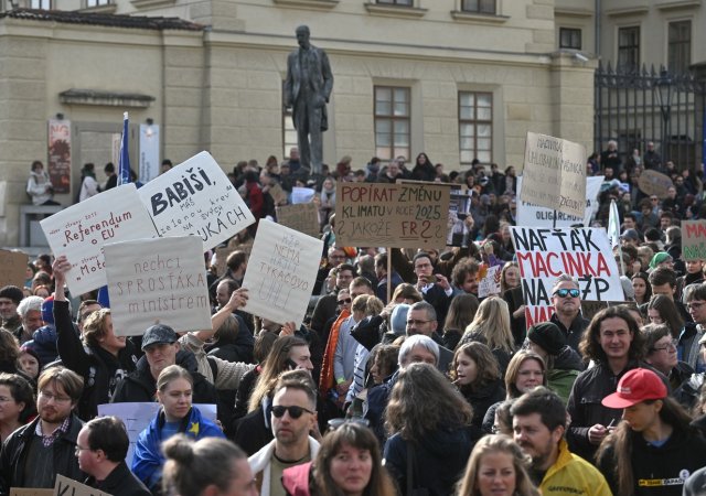 Lidé protestovali proti obsazení resortu životního prostředí Motoristy