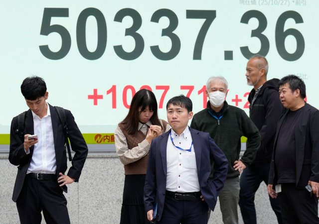 Japonské akcie zahájily týden výrazným růstem, hlavní index tokijské burzy Nikkei 225 tak poprvé překročil hranici 50.000 bodů