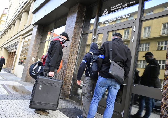 Policie obvinila v kauze zakázek VZP 13 lidí, mimo jiné za úplatkářství