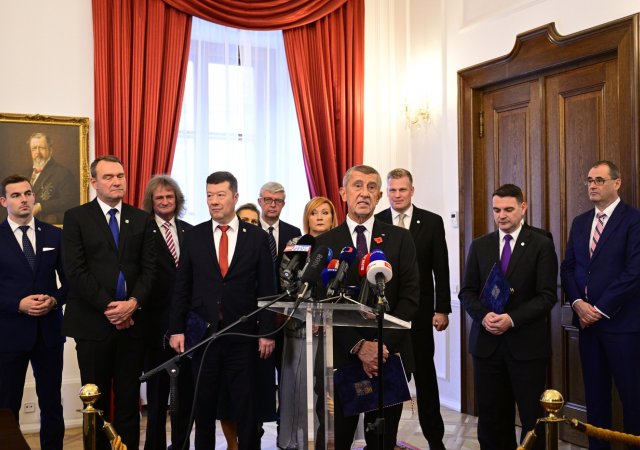 Zástupci hnutí ANO, SPD a Motoristů podepsali koaliční smlouvu