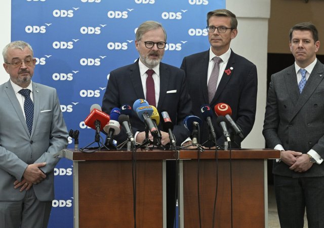 Zleva Marek Benda, předseda strany a dosluhující premiér Petr Fiala, Martin Kupka a Jan Skopeček na tiskové konferenci poslaneckého klubu ODS