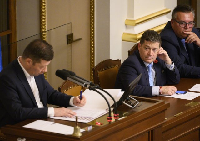 Nově zvolení místopředsedové dolní komory Jiří Barták (Motoristé) a Patrik Nacher (ANO), nově zvolený předseda dolní komory Tomio Okamura (SPD).