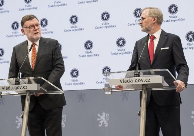 Ministr financí Zbyněk Stanjura (ODS) a premiér Petr Fiala (ODS)