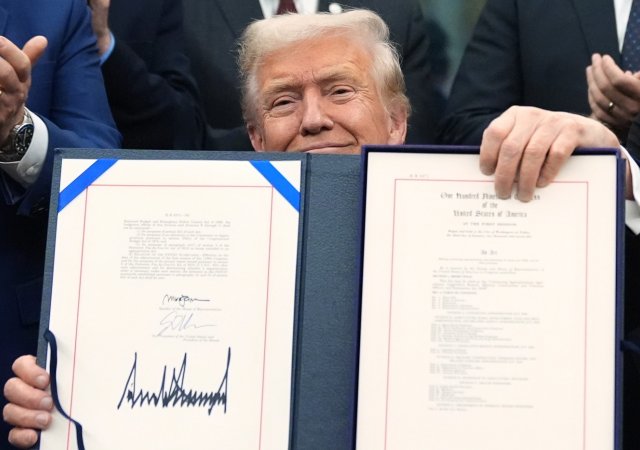 Trump podepsal návrh zákona, jenž po bezmála 43 dnech obnovuje financování vlády