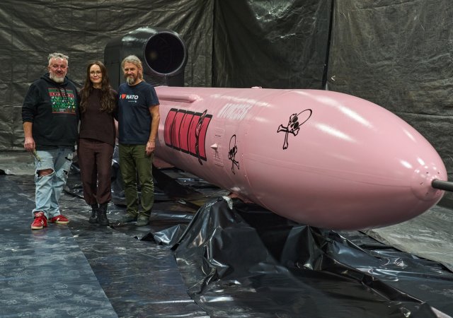 Martin Ondráček, Jan Polák, střela s plochou dráhou letu Flamingo nazvaná DANA 1, raketa, Dárek pro Putina