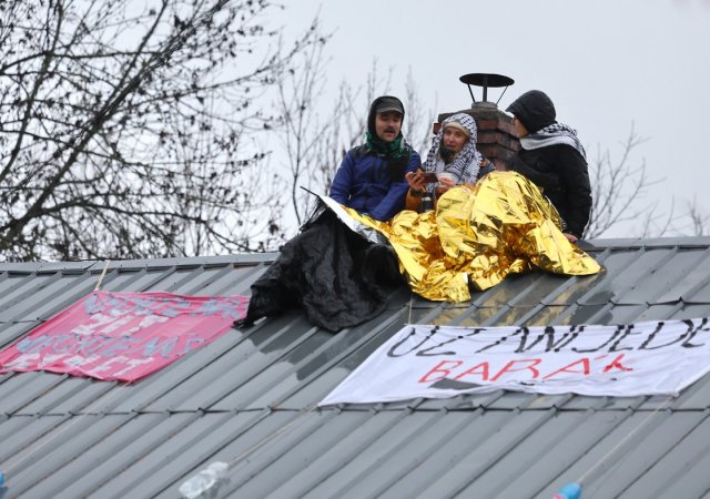 Aktivisté pokračují v ostravské Bedřišce v protestech, i v dešti jsou na střeše