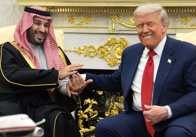 Bin Salmán slibuje Trumpovi gigantické investice v USA. A koupí i stíhačky F-35