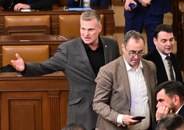 Mimořádné jednání Sněmovny. Zleva Filip Turek, Boris Šťastný a Petr Macinka (Motoristé).