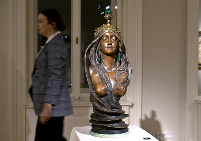 Bronzová plastika Příroda (La Nature) od Alfonse Muchy