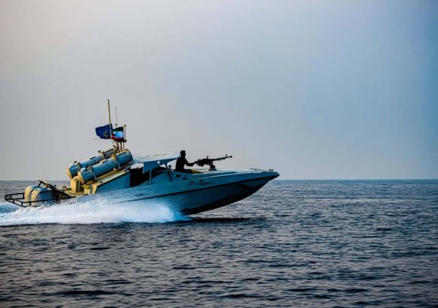 íránský rychločlun na vojenském cvičení v roce 2025 ve vodách Hormuzu