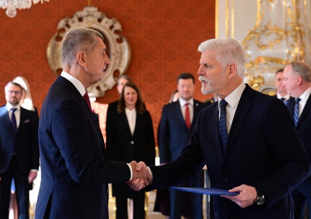 Prezident Petr Pavel (vpravo) jmenoval Andreje Babiše (ANO) předsedou vlády