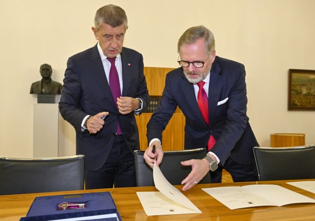 Petr Fiala (ODS) předává premiérský úřad Andrej Babišovi z ANO
