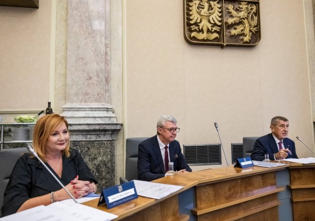 Zleva ministryně financí Alena Schillerová, ministr průmyslu a obchodu Karel Havlíček a premiér Andrej Babiš (všichni ANO) na zasedání nové vlády