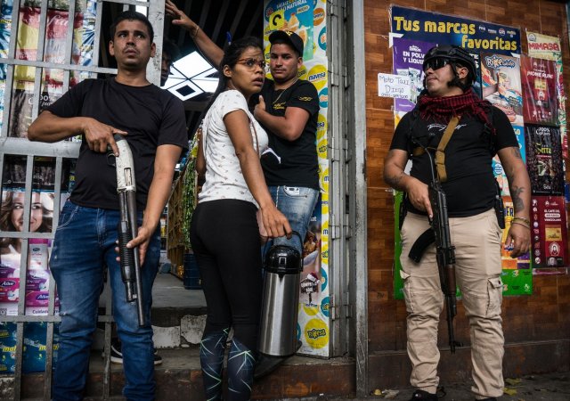 Po únosu Madura přitvrzení. Ulice Caracasu hlídají ozbrojenci