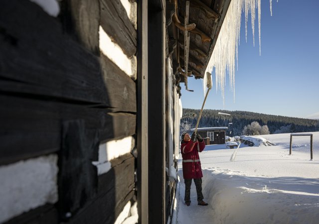 Na střechách se tvoří rampouchy