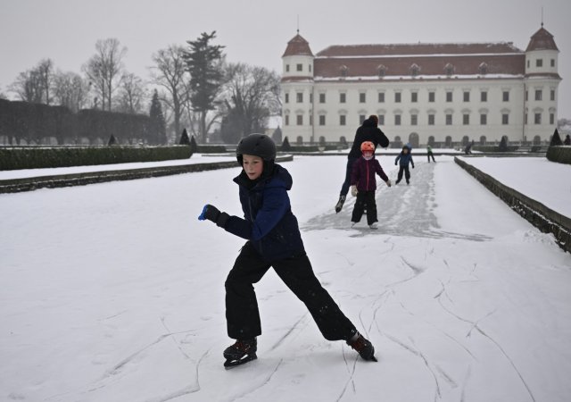 Bruslaři vyrazili na zamrzlé kanály v zahradě holešovského zámku, láká je prostor