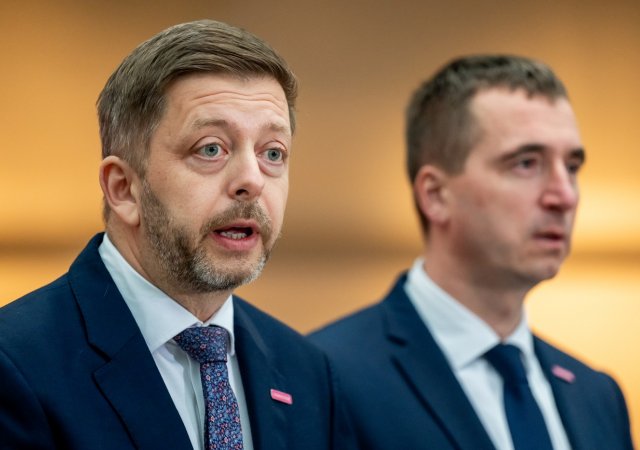 Zleva předseda hnutí Starostové a nezávislí (STAN) Vít Rakušan a místopředseda STAN Lukáš Vlček