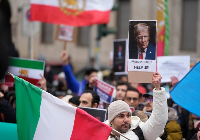 Pokračujte v protestech, pomoc je na cestě, vzkázal Trump Íráncům