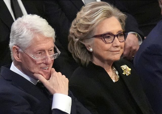 Bývalý americký prezident Bill Clinton a jeho manželka a někdejší ministryně zahraničí Hillary Clintonová