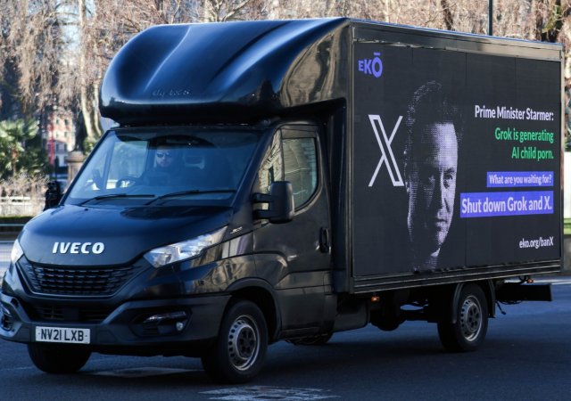 Brusel zahájil vyšetřování platformy X kvůli generování sexualizovaných snímků